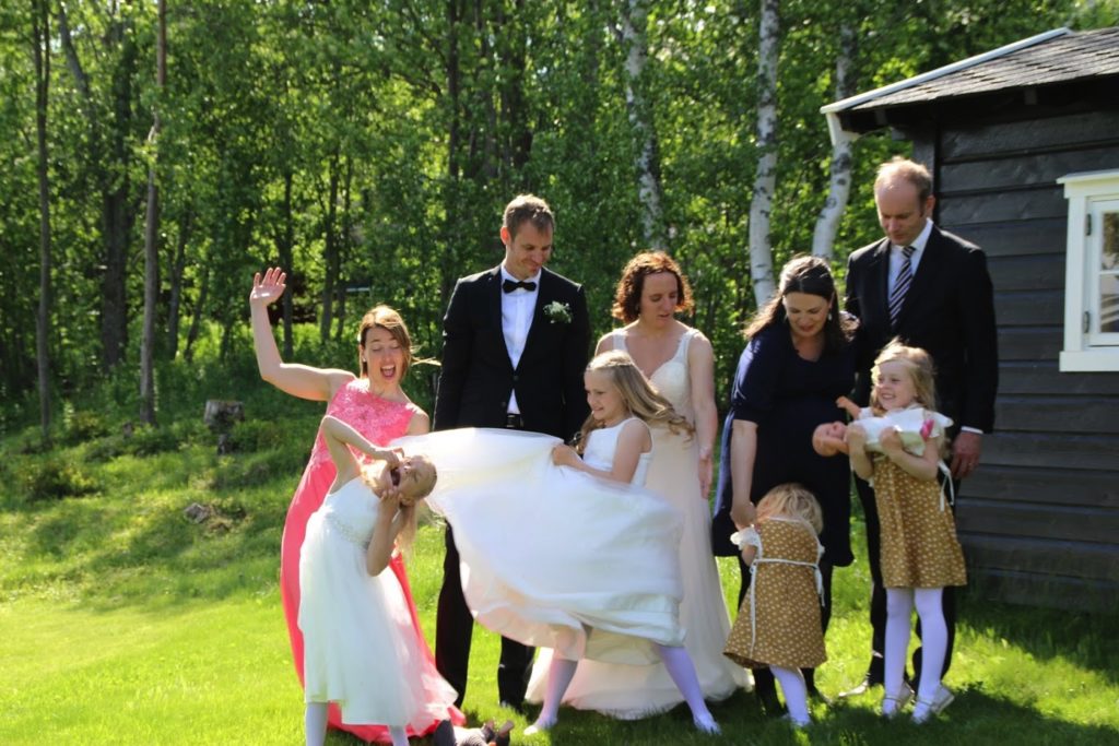 Brudepar, familie og forlover